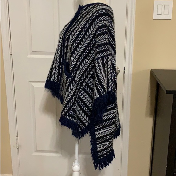 Tajo Jacquard Poncho - Picture 3 of 6